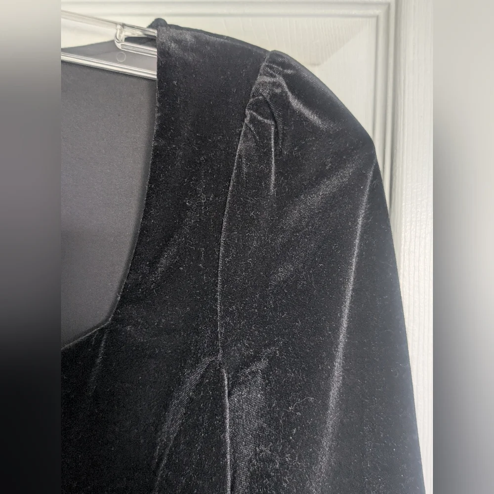 LAST CHANCE Le Chateau Black Velvet Top - Picture 5 of 11